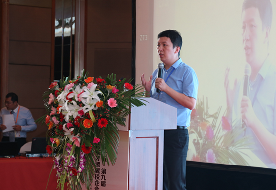 達(dá)內(nèi)時(shí)代科技集團(tuán)教研副總裁李翊先生做了“互聯(lián)網(wǎng)+”時(shí)代的熱門技術(shù)分析的主題演講