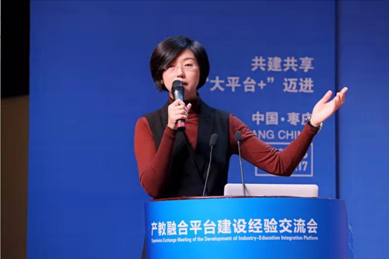 達(dá)內(nèi)教育集團(tuán)總裁助理高瑋在交流會上發(fā)表“AI賦能服務(wù)區(qū)域的終身學(xué)習(xí)體系的構(gòu)建”的主題演講