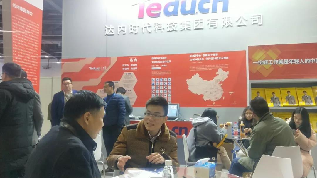 簽約5所高校，發(fā)布2大項目，達內(nèi)在江西省第二屆高?？萍汲晒骨袑嵧苿赢a(chǎn)學(xué)研用深度融合