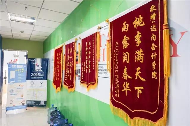 達(dá)內(nèi)教學(xué)環(huán)境怎么樣？學(xué)員送的錦旗