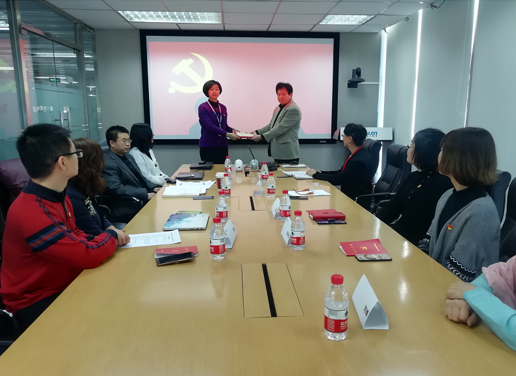 北下關(guān)街道黨工委聯(lián)通站站長管克儉向達(dá)內(nèi)教育集團(tuán)中坤黨支部書記高瑋授贈黨旗、黨徽、《黨章》、《黨員手冊》