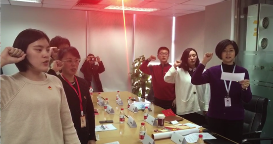 達(dá)內(nèi)教育集團(tuán)中坤黨支部書記高瑋帶領(lǐng)9名黨員，重溫入黨誓詞