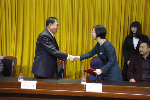 達(dá)內(nèi)與黑龍江財(cái)經(jīng)學(xué)院合作簽約 攜手共建會(huì)計(jì)產(chǎn)業(yè)學(xué)院