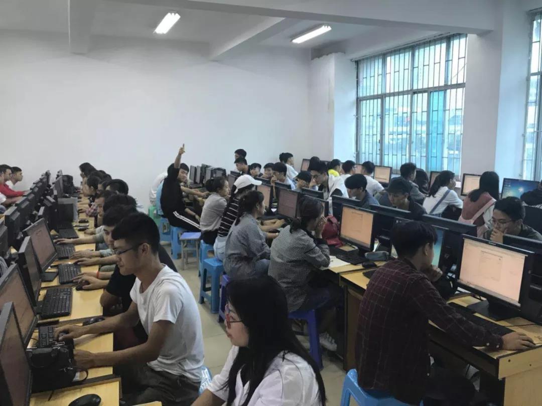 2018年9月7日，達內(nèi)集團與黔南民族師范學(xué)院合作共建班——人工智能學(xué)院孵化班正式開班。