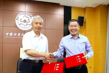 中國(guó)礦業(yè)大學(xué)銀川學(xué)院校長(zhǎng)白克義（左）、<a style='color:blue' href='http://www.qqfbm.cn/'>達(dá)內(nèi)</a>教育集團(tuán)院校事業(yè)部北方區(qū)總經(jīng)理侯增輝（右）簽署合作協(xié)議