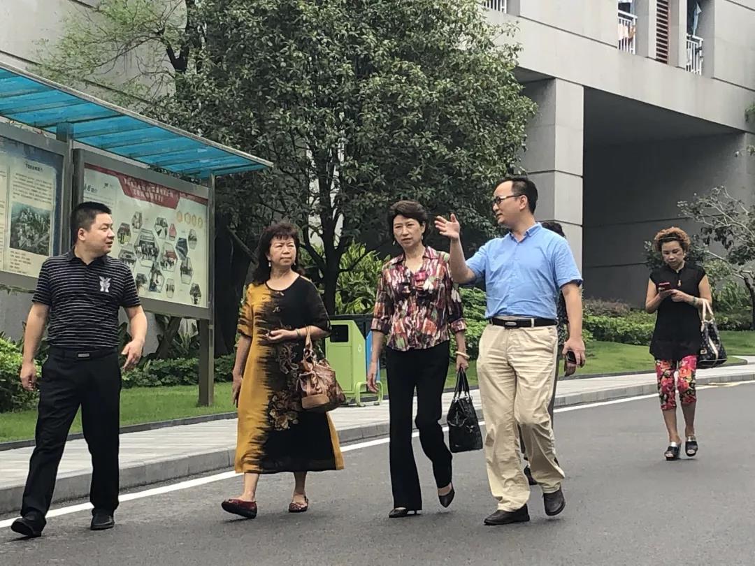重慶市職業(yè)教育學(xué)會領(lǐng)導(dǎo)一行參觀校園環(huán)境