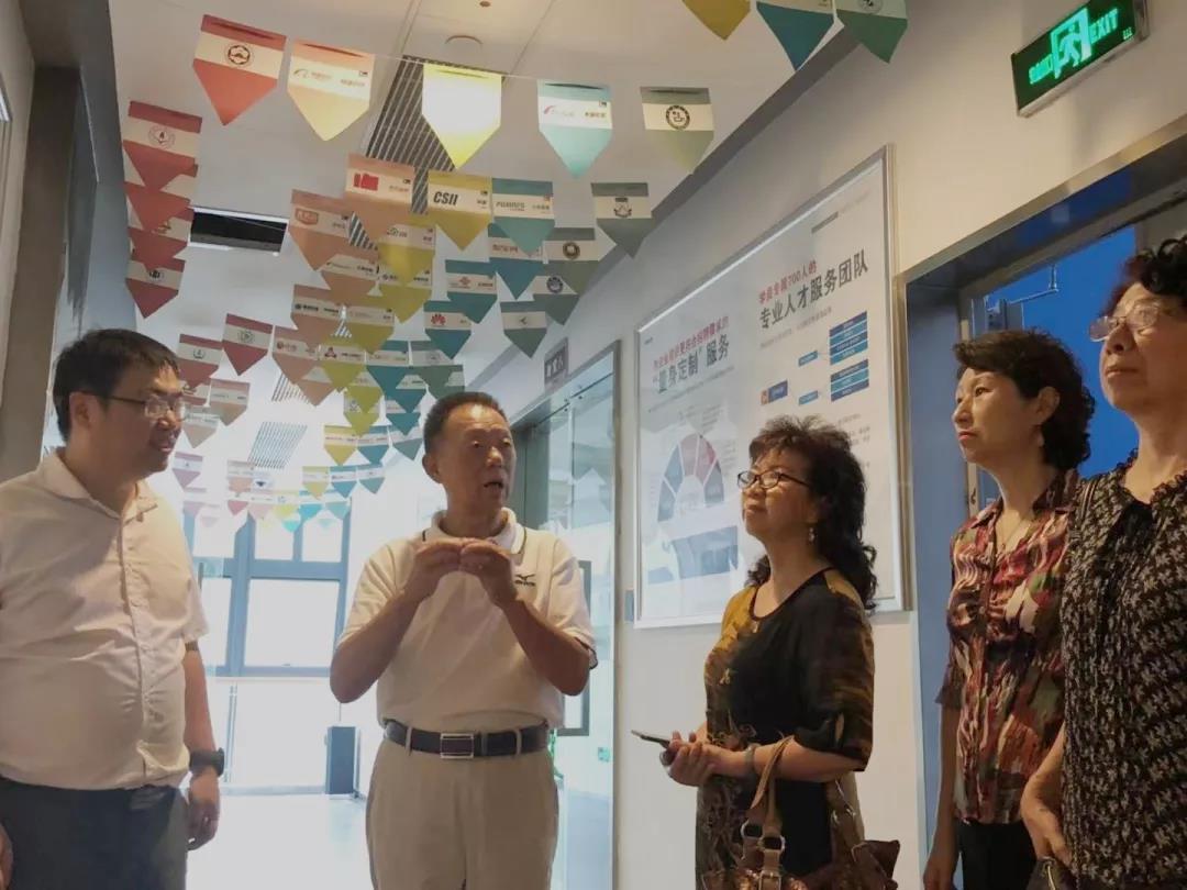 重慶市職業(yè)教育學(xué)會領(lǐng)導(dǎo)一行參觀上課環(huán)境