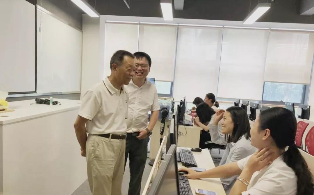 重慶市職業(yè)教育學(xué)會副會長兼秘書長李光旭慰問上課學(xué)員