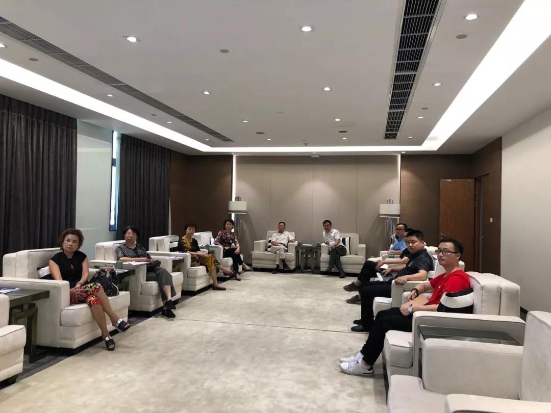 雙方來到會議室進(jìn)行洽談