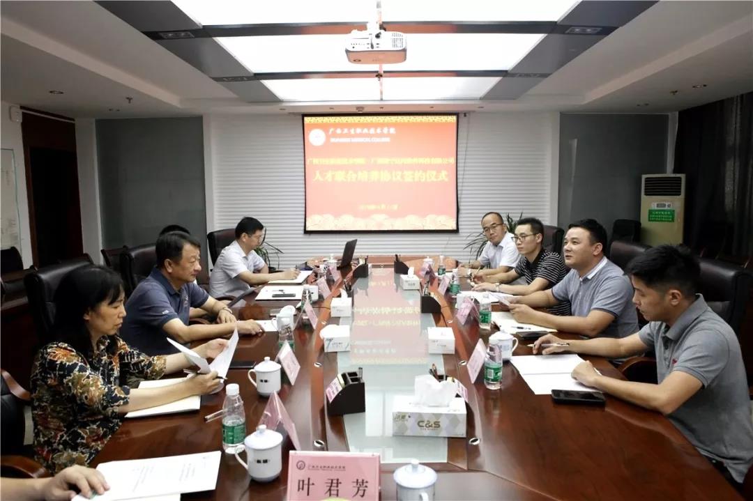 廣西衛(wèi)生職業(yè)技術(shù)學院黨委副書記、院長周元明、副院長岳桂華與達內(nèi)集團黔桂城市總經(jīng)理陸顯應(yīng)、中心主任陳旭等校企領(lǐng)導(dǎo)及相關(guān)負責人共同出席見證了此次簽約儀式。