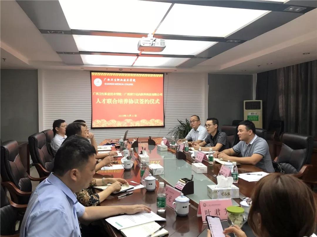 達內(nèi)集團黔桂城市總經(jīng)理陸顯應(yīng)發(fā)表了致辭。