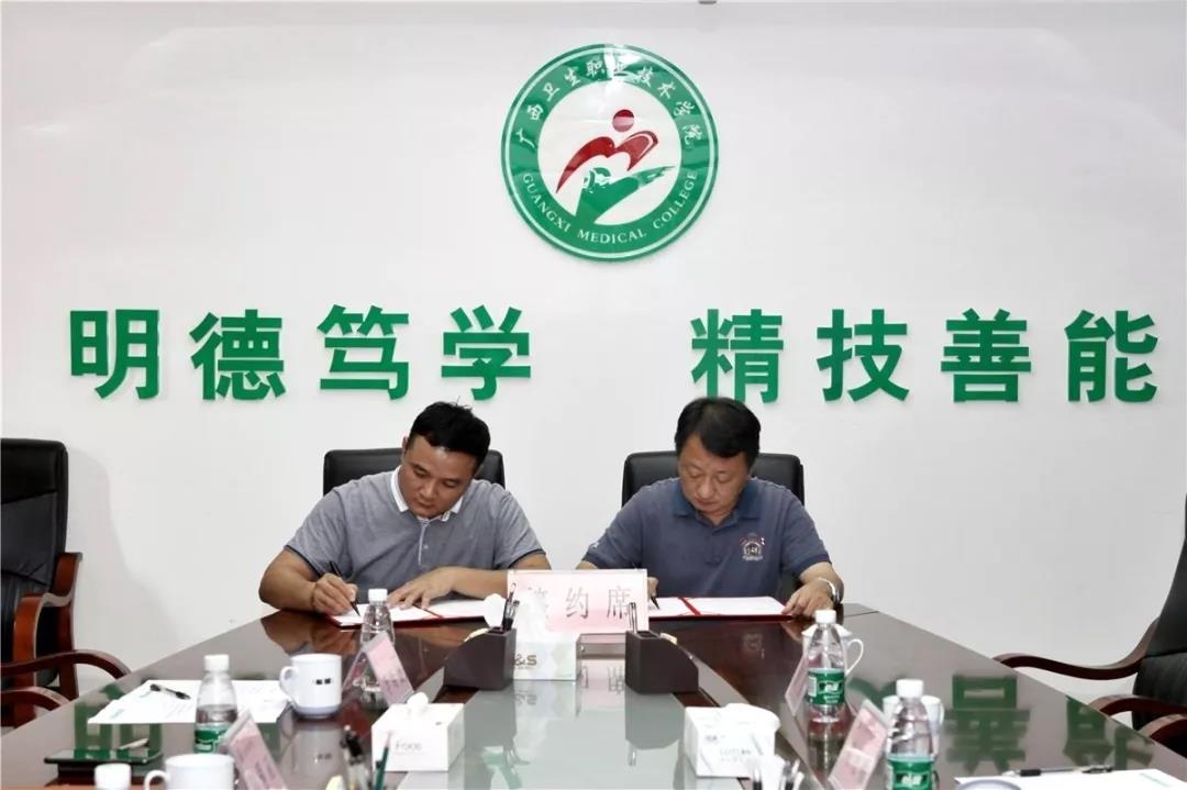 經(jīng)過一番深入的交流之后，雙方領(lǐng)導(dǎo)進行簽約。
