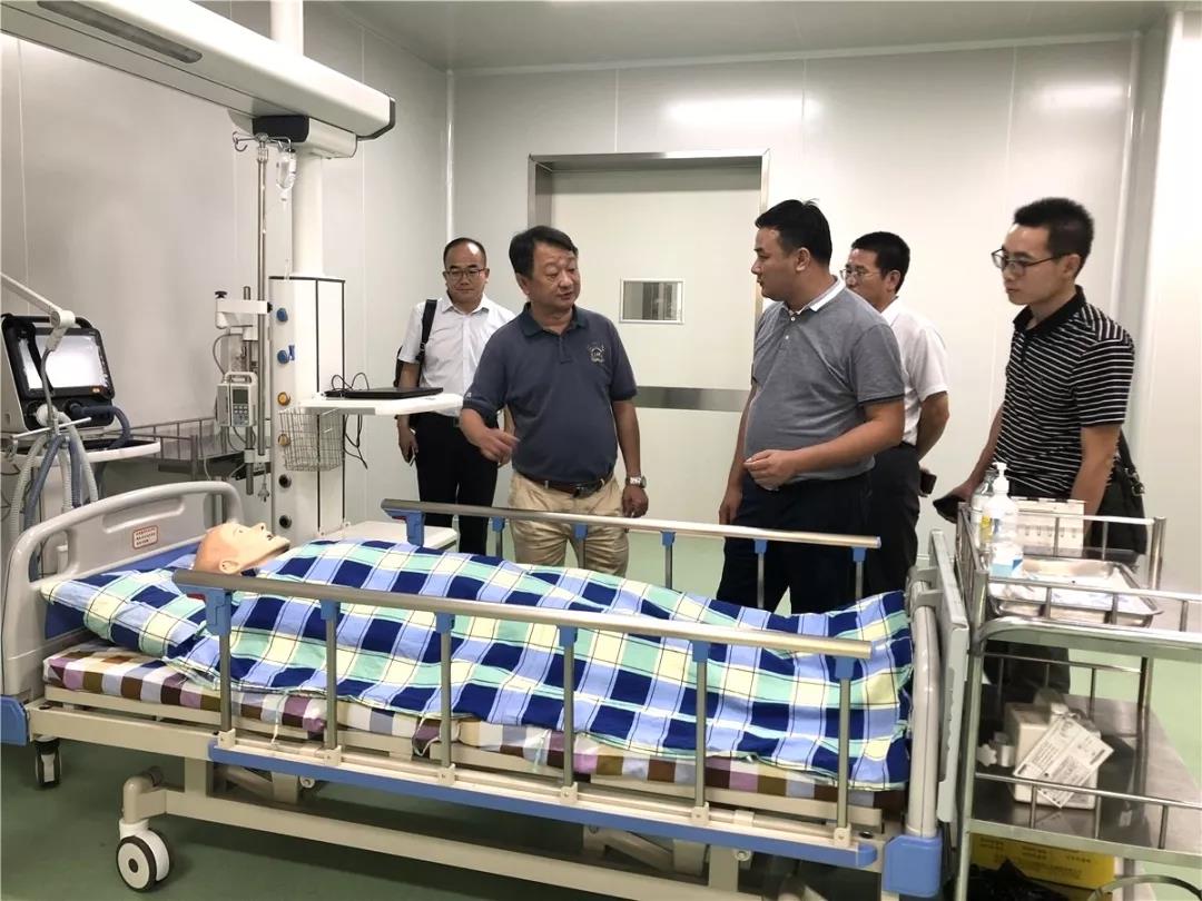會后，在學院周院長的帶領(lǐng)下，雙方共同參觀了學院實操室、大數(shù)據(jù)、模擬醫(yī)院等實訓(xùn)室。