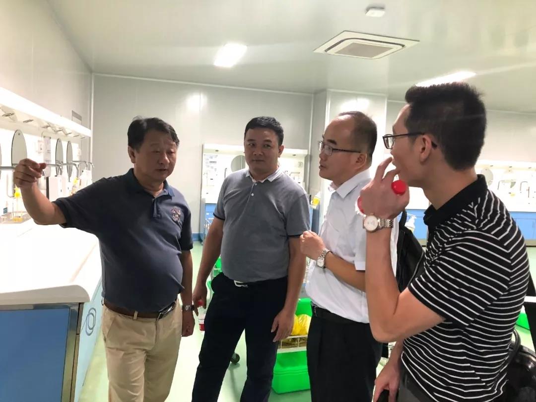 會后，在學院周院長的帶領(lǐng)下，雙方共同參觀了學院實操室、大數(shù)據(jù)、模擬醫(yī)院等實訓(xùn)室。