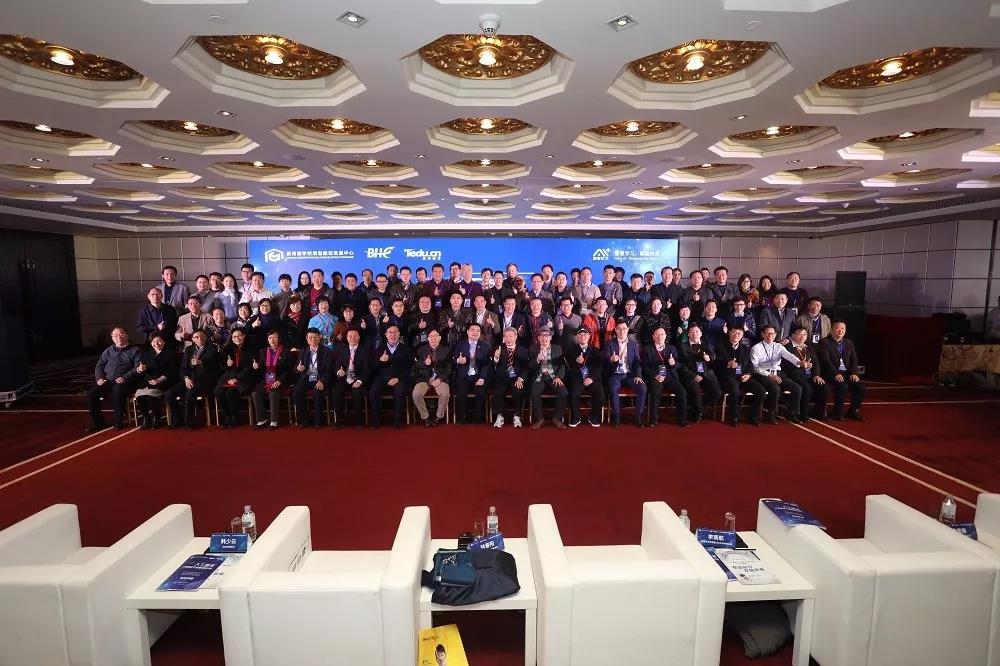 2018年承接教育部“AI+智慧學習”項目，開啟人工智能學院建設之路。