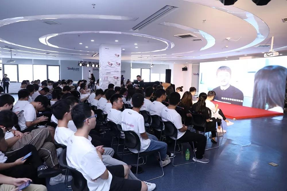 下午兩點，達(dá)內(nèi)學(xué)員們有秩序的來到會議廳，活動馬上要開始了
