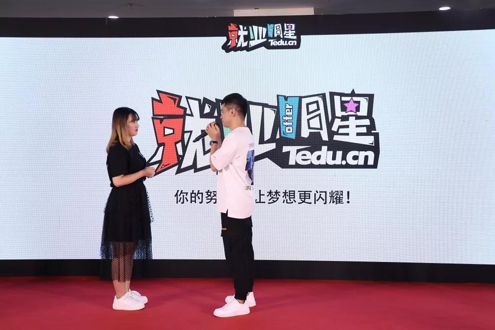達(dá)內(nèi)就業(yè)明星現(xiàn)場求婚，在達(dá)內(nèi)實現(xiàn)愛情事業(yè)雙豐收