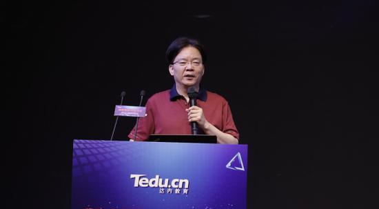 達內(nèi)教育集團董事長/CEO韓少云做"構(gòu)建3—33歲泛IT學習體系的探索與實踐"的主題演講