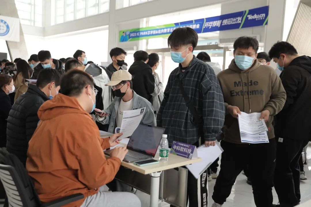 男生學電子計算機好就業(yè)嗎？